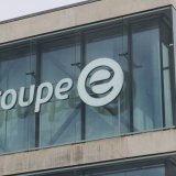 L'énergéticien fribourgeois Groupe E tire la prise de ses filiales S. Roubaty et FTH Services, dans le cadre d'un redimensionnement de ses activités dans la fibre optique (archives). KEYSTONE/THOMAS DELLEY